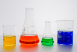 Gekleurde vloeistoffen in verschillende soorten chemische containers