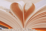 Boek waarvan enkele bladzijden een hartje vormen