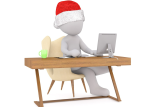 persoon met kerstmuts die werkt op laptop