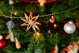 close-up van versierde kerstboom