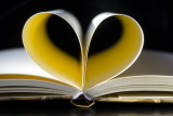boek met bladzijde gevormd in een hart