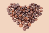 koffiebonen in de vorm van een hart