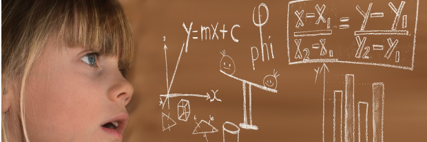 meisje kijkt naar formule in krijt geschreven op een bruin bord