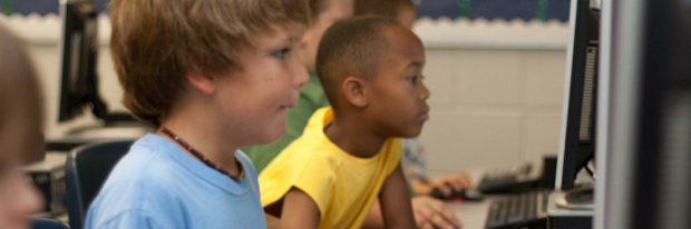 Leerlingen in de klas, werkend op computers 