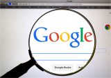 Vergrootglas met daarin het logo van Google