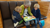 oma leest voor aan twee kindjes 