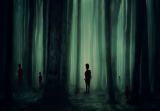tekening van kinderen in donker bos