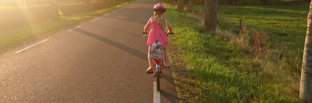 meisje fietst 