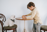 jongen en hond aan tafel