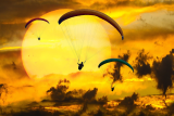paragliders voor een zon