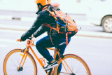 persoon fietst op een oranje fiets